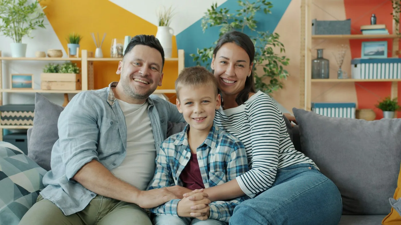 Família feliz em sua casa
